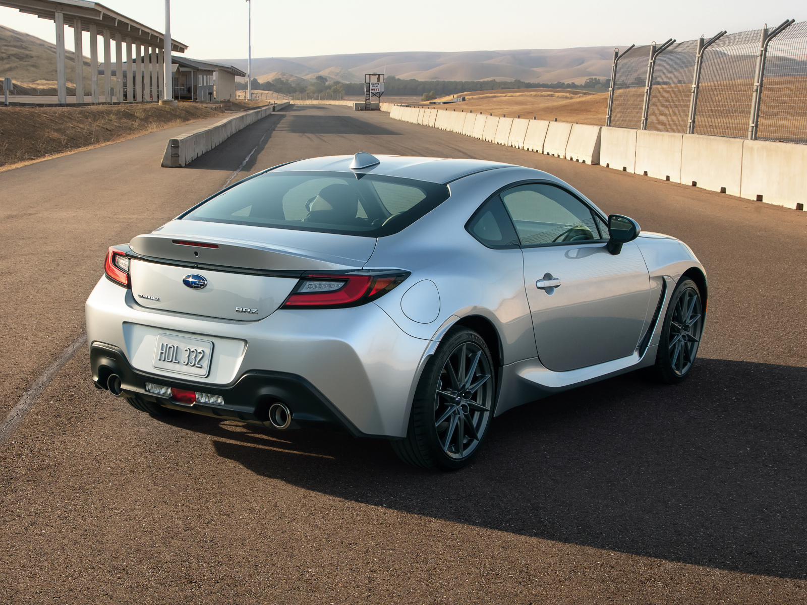 Серебристый автомобиль Subaru BRZ, 2022 года вид сзади