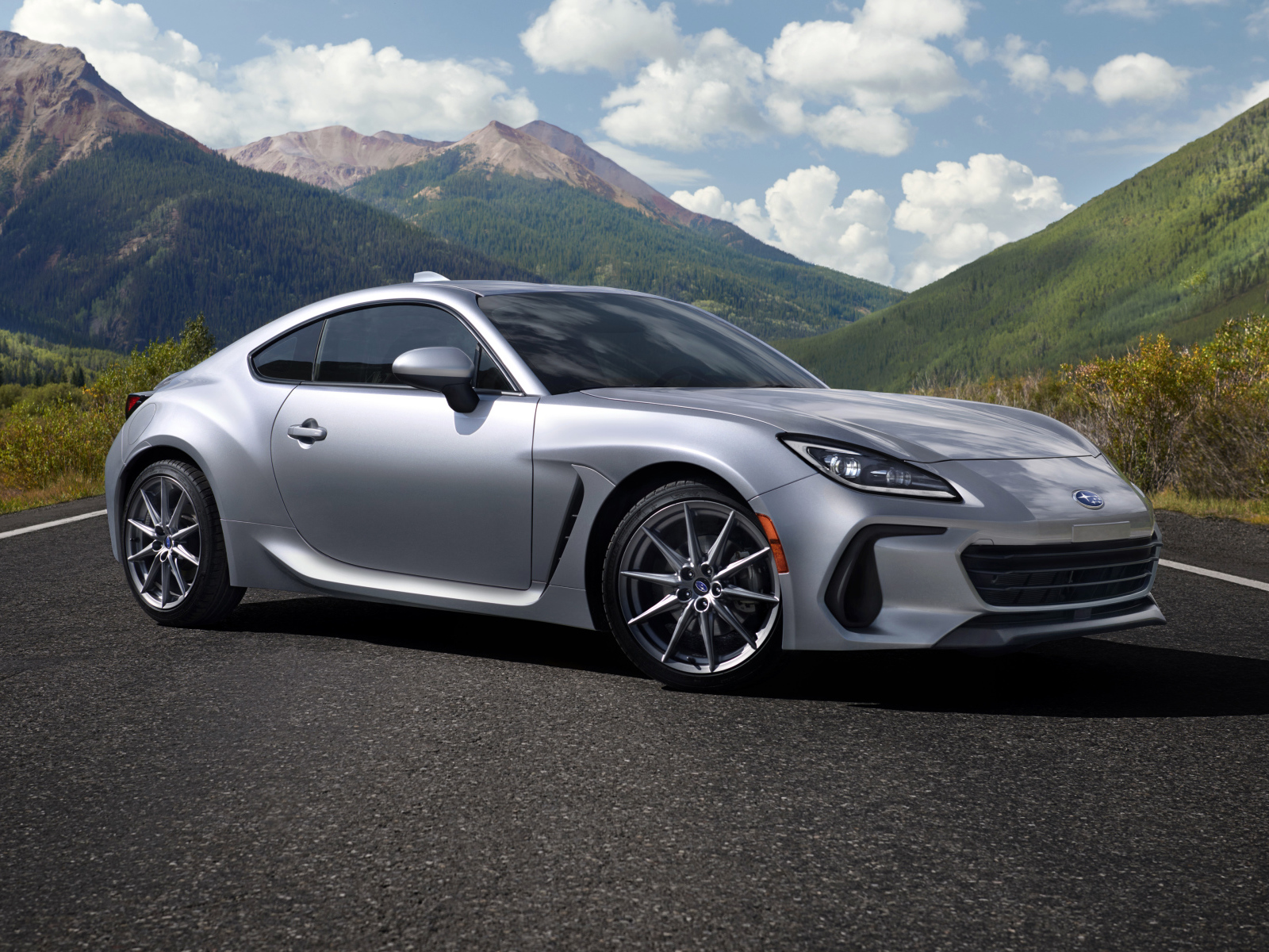 Серебристый автомобиль Subaru BRZ, 2022 года на фоне гор