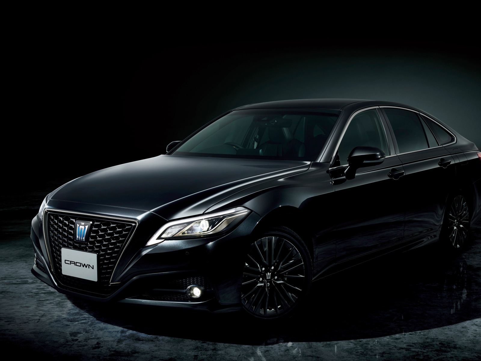 Черный автомобиль Toyota Crown S Sport Style 2020 года