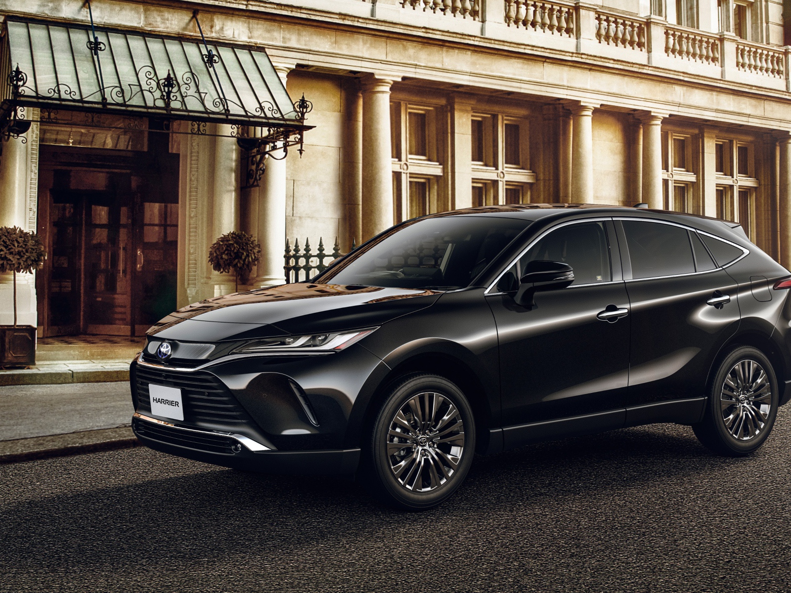 Черный автомобиль Toyota Harrier 2020 года у старого дома