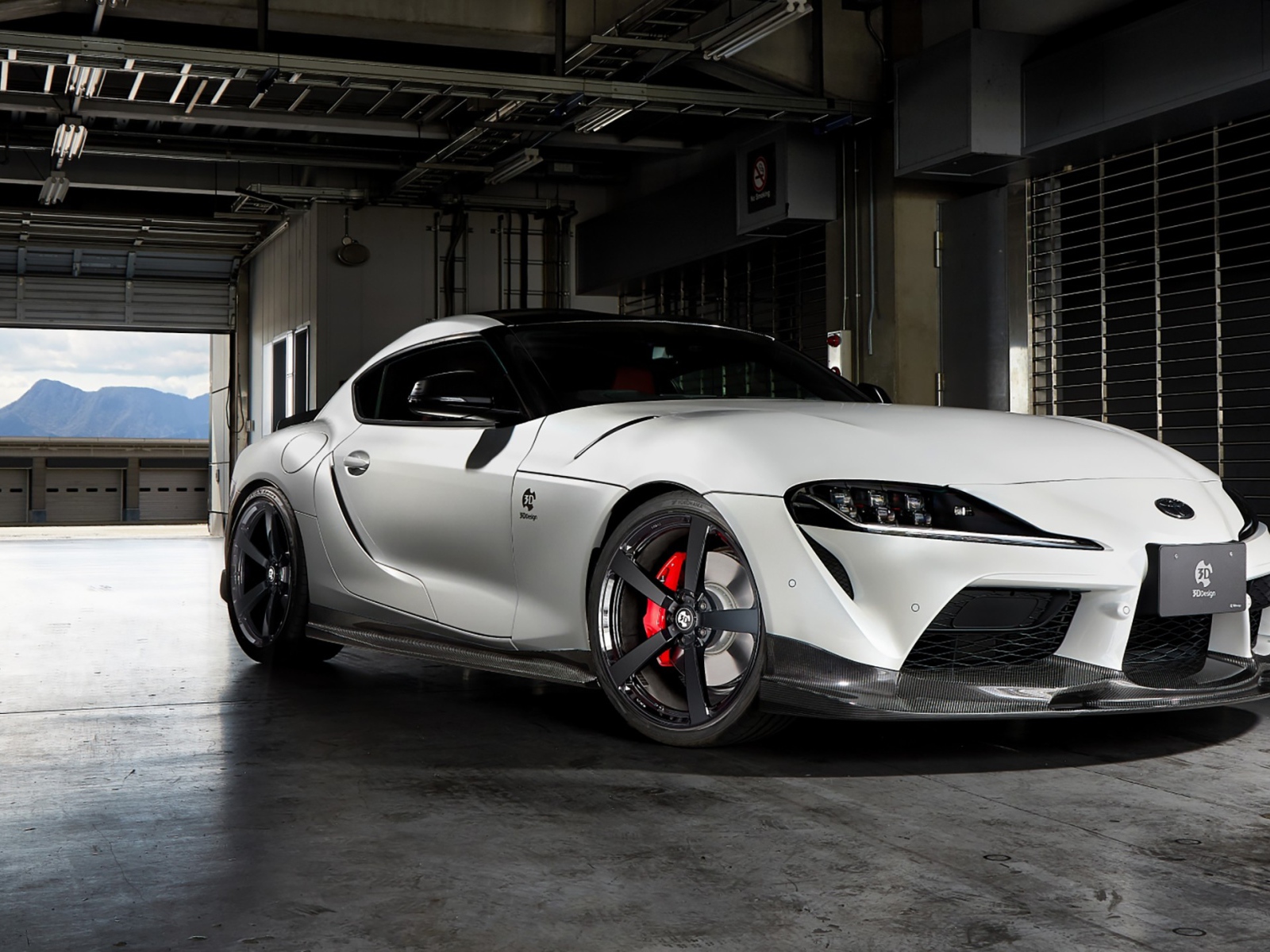 Белый автомобиль  Toyota GR Supra 2020 года в гараже