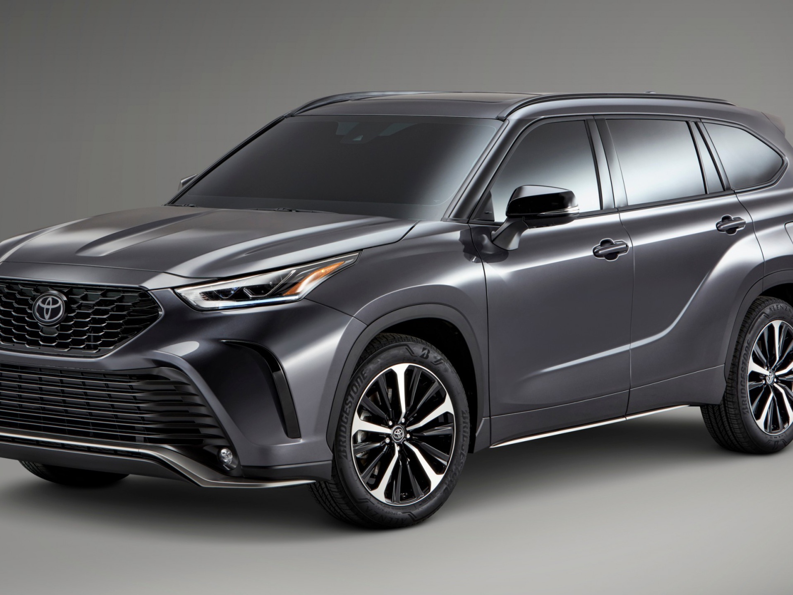 Серый внедорожник Тайота на сером фоне, 2021 года