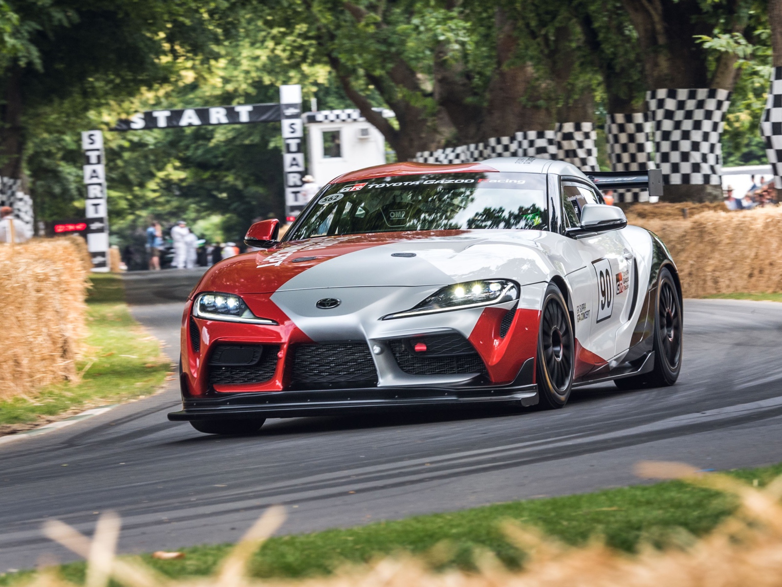 Спортивный автомобиль Toyota GR Supra GT4 Concept  на гонках 