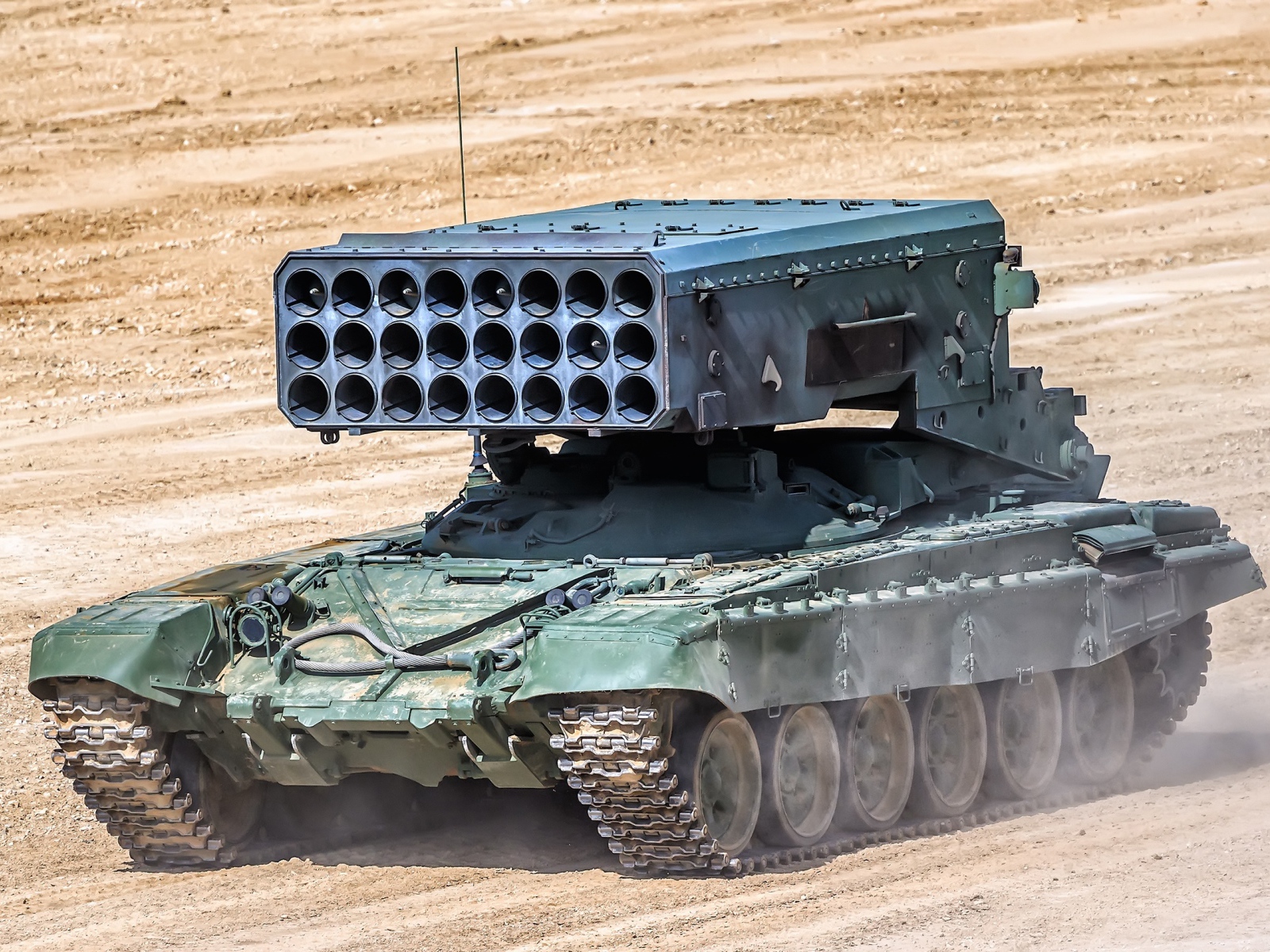 Российская боевая машина BM-1 TOS-1A на песке 