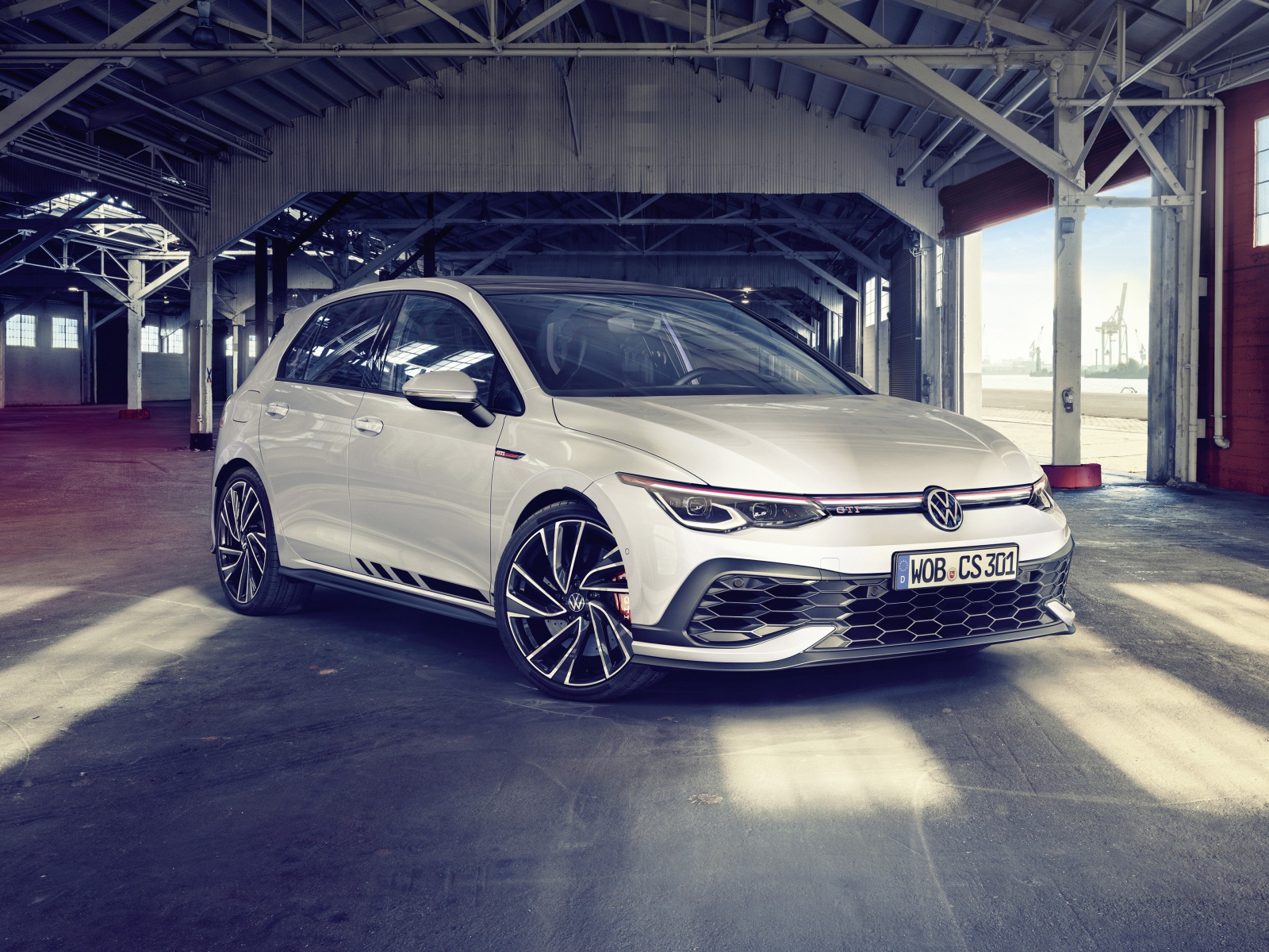 Белый автомобиль Volkswagen Golf GTI Clubsport 2020 года в гараже