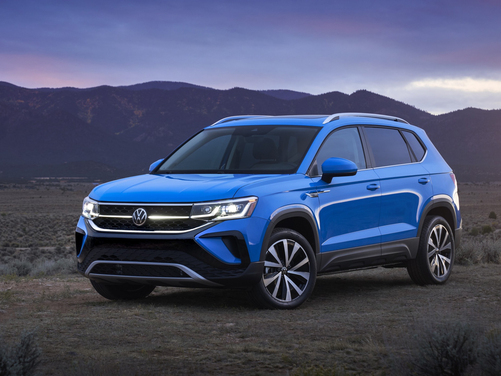 Голубой внедорожник  Volkswagen Taos 2022 года 