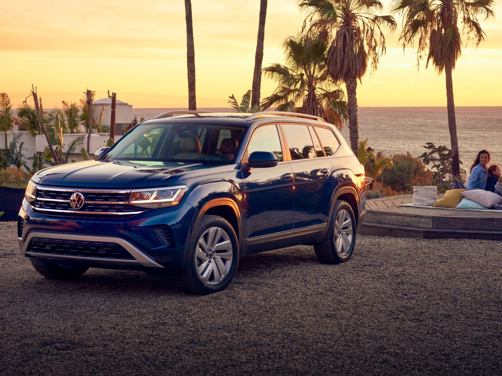 Синий внедорожник Volkswagen Atlas V6, 2021 года на фоне океана 