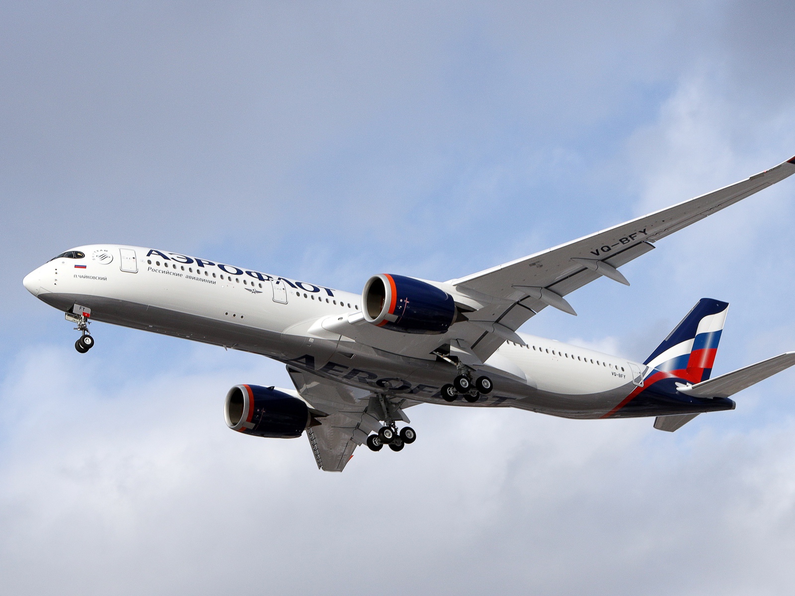 Белый пассажирский Airbus A350-900 компании Аэрофлот