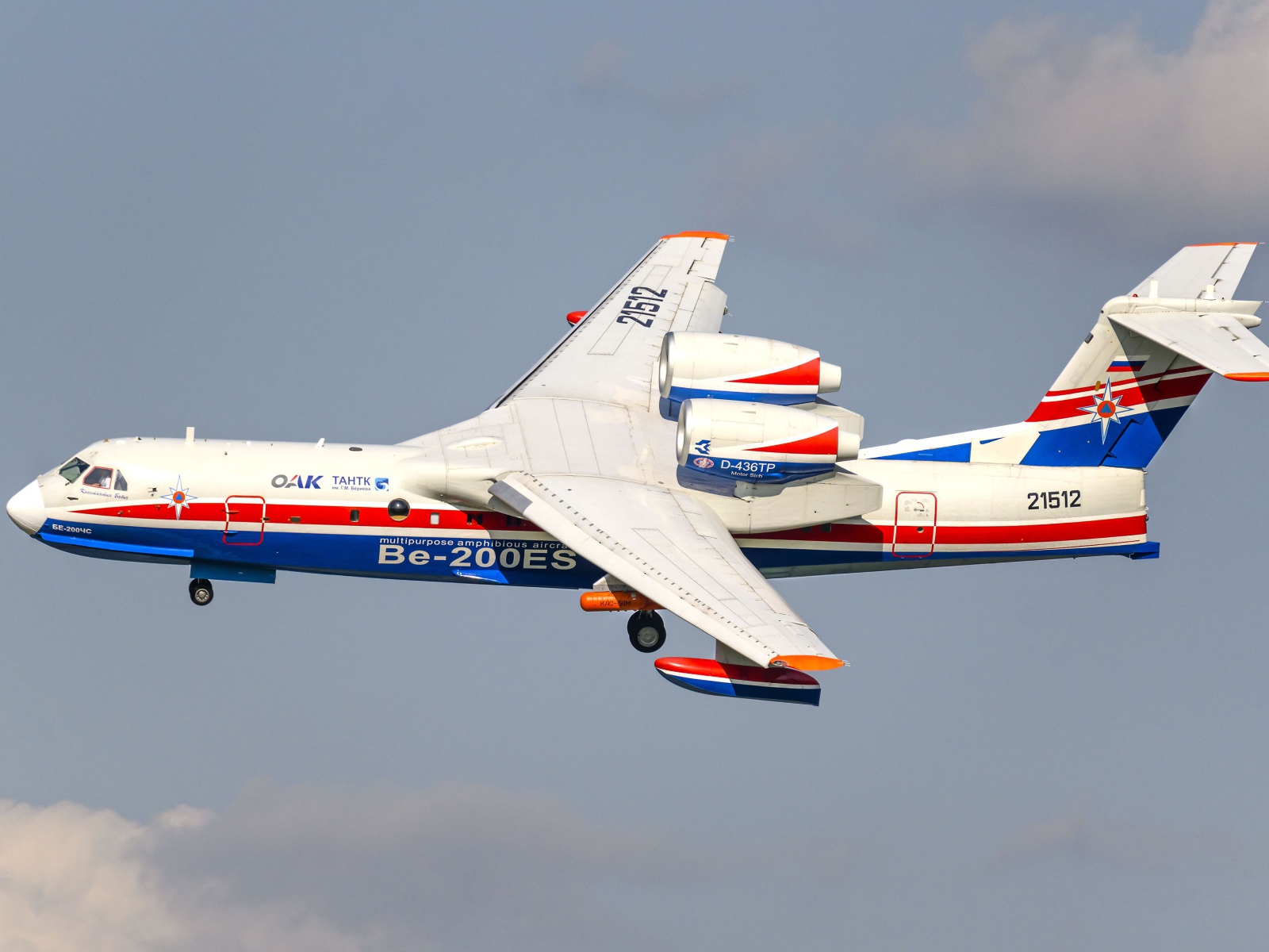 Транспортный самолет Be-200ES совершает полет 