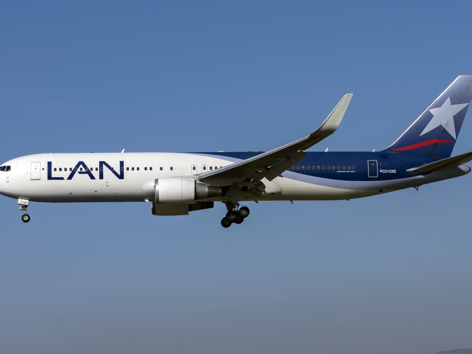 Пассажирский Boeing 767-300W авиакомпании  LATAM в небе