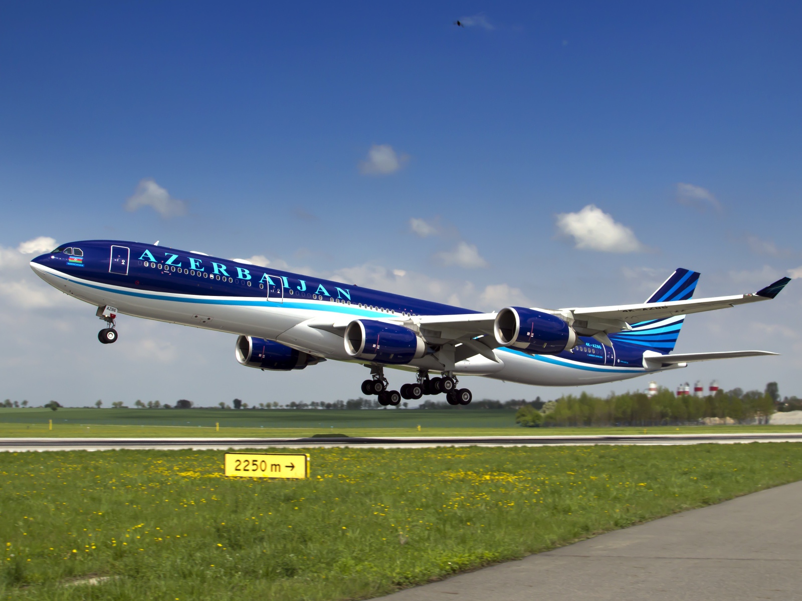 Пассажирский Airbus A-340-500 на взлетной полосе