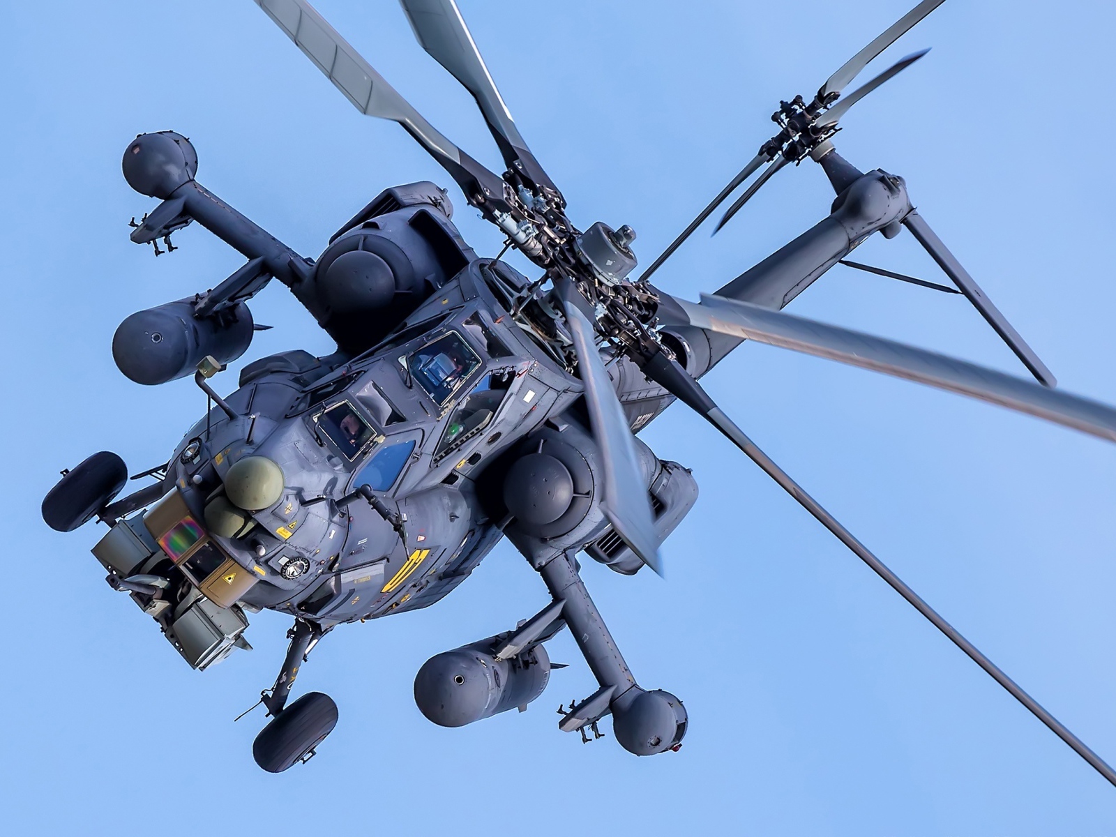 Российский военный вертолет Mil Mi-28H в небе 