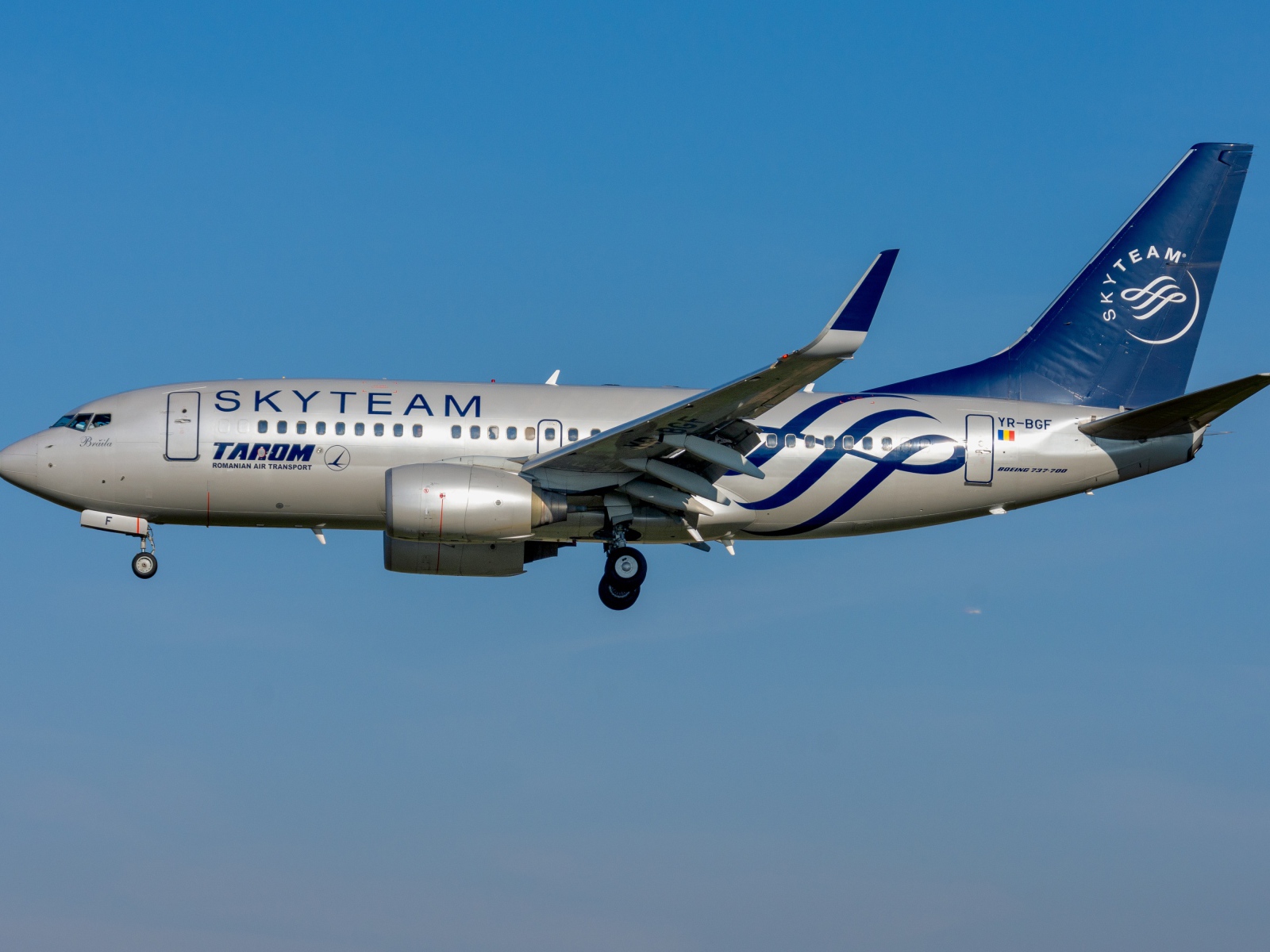 Пассажирский  Boeing 737-700W  авиакомпании TAROM Romanian в небе 