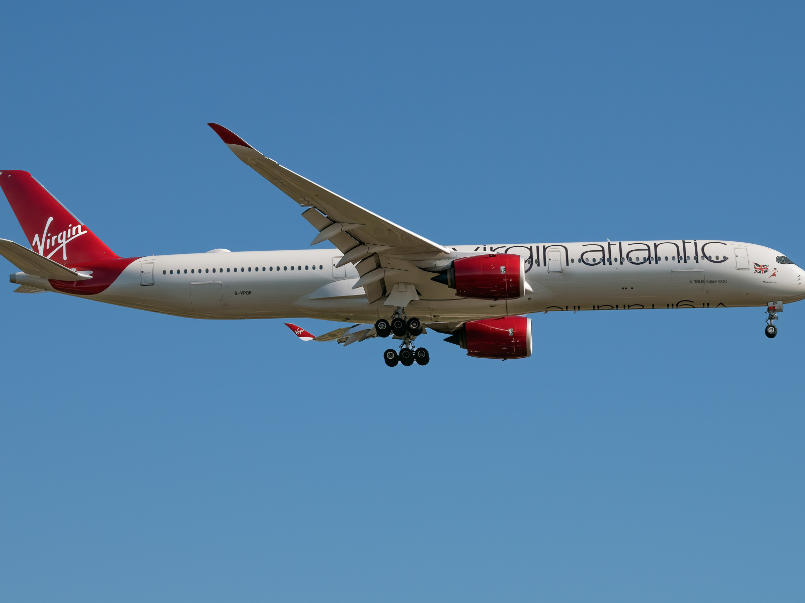 Пассажирский аэробус A350-1000 авиакомпании Virgin Atlantic в небе