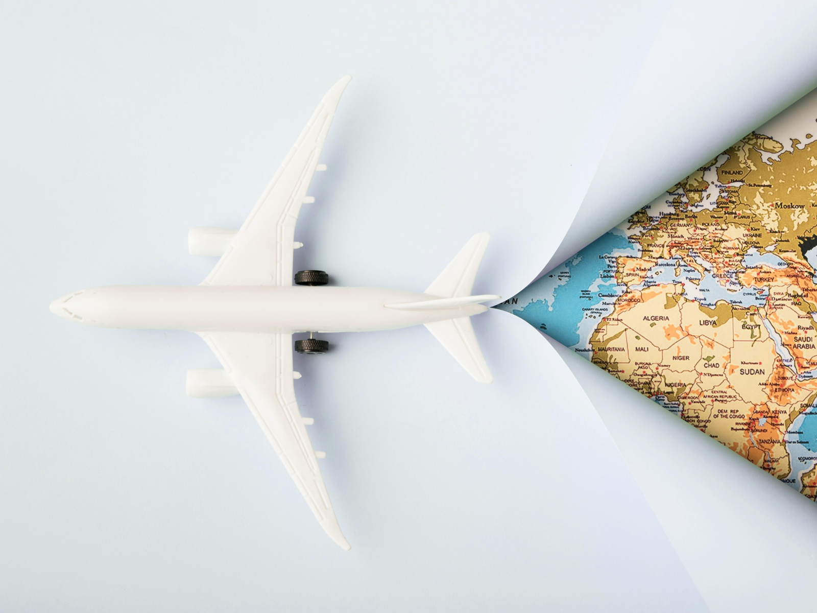 Белый самолет на карте 