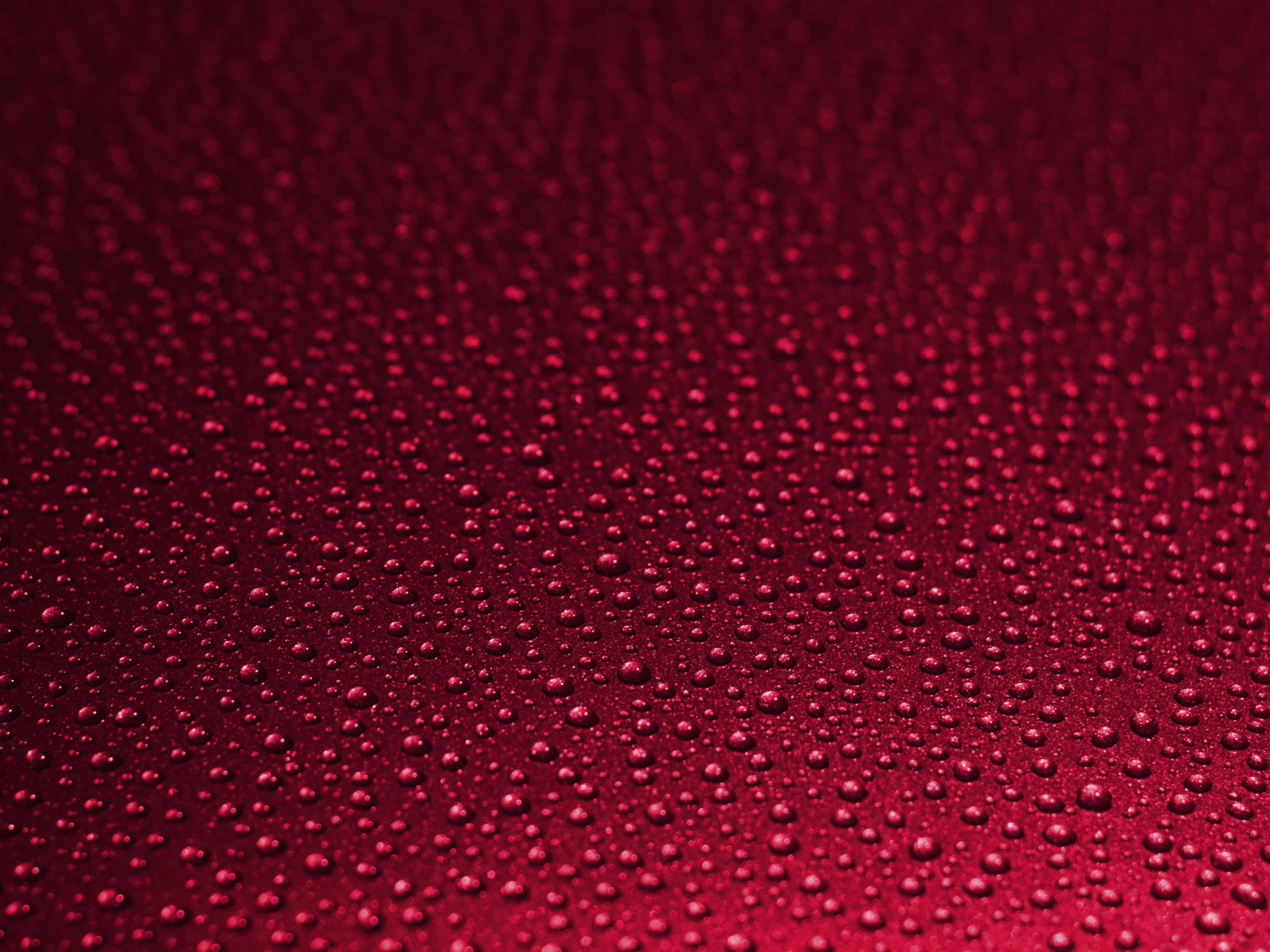 Красный фон с каплями воды 