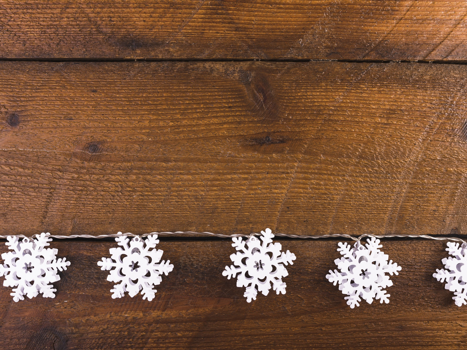Белые снежинки на деревянном фоне