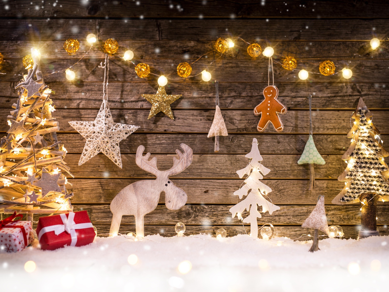 Красивый декор у стены на Рождество 