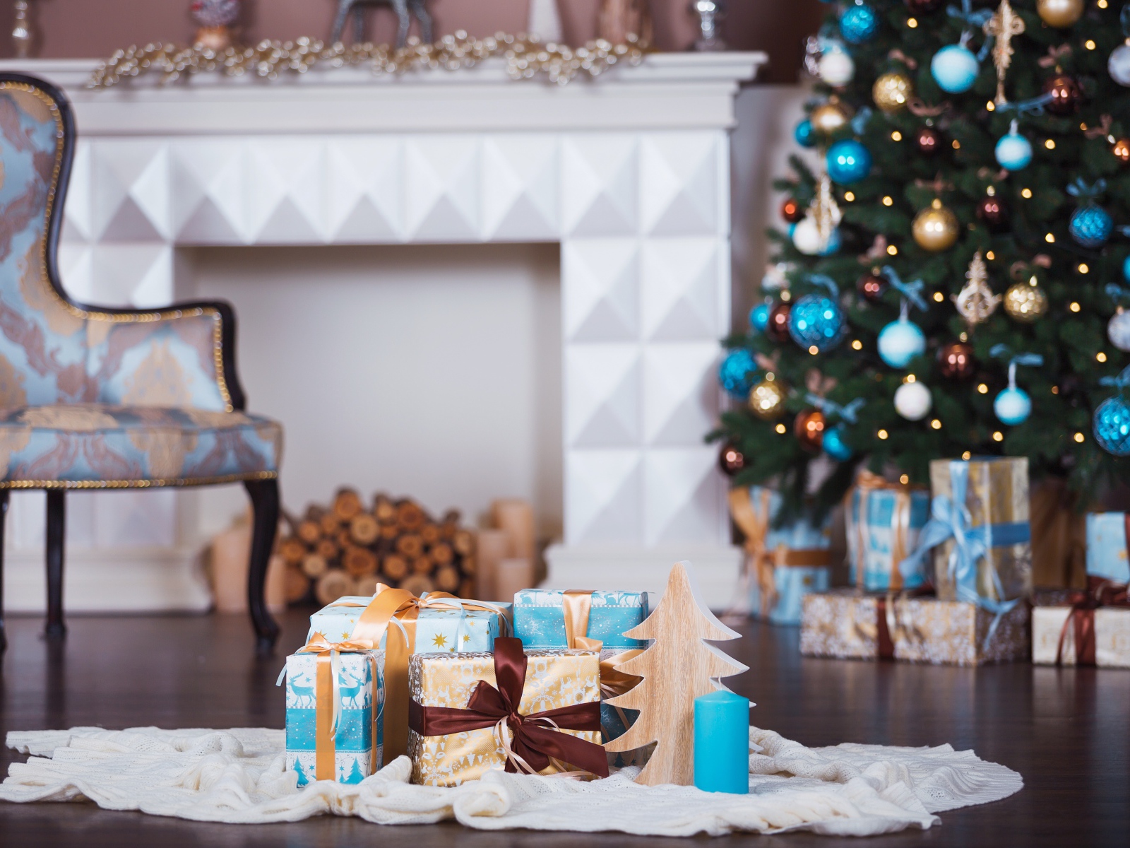 Рождественская ель с подарками у камина 