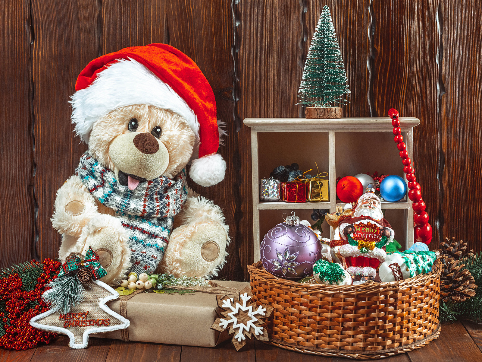 Мишка Тедди с подарками на Рождество 