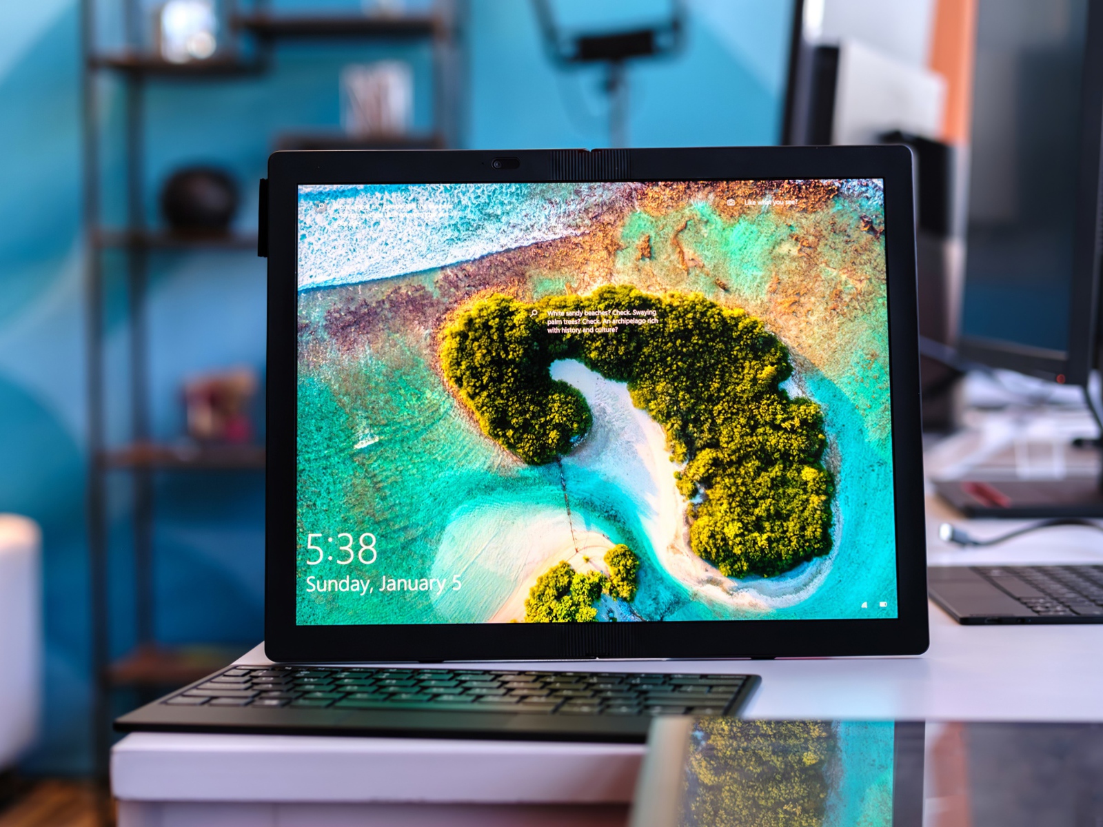 Стильный гибкий ноутбук Lenovo ThinkPad X1 Fold, 2020 года на столе