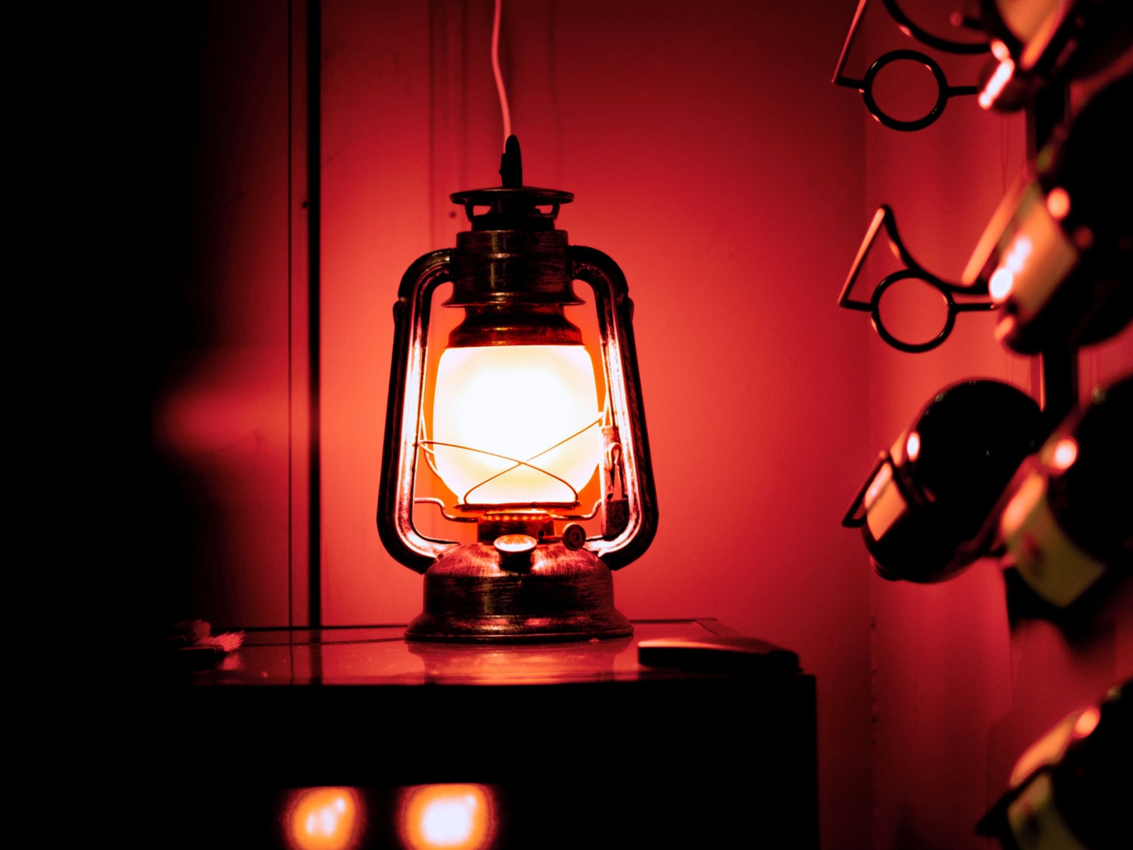 Керосиновая лампа стоит на столе в винном погребе 