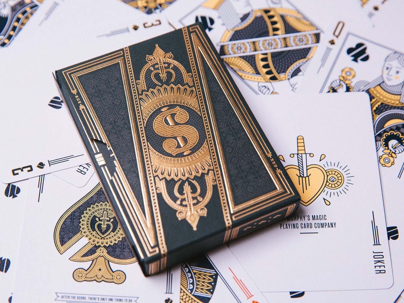 Красивая колода карт на столе 