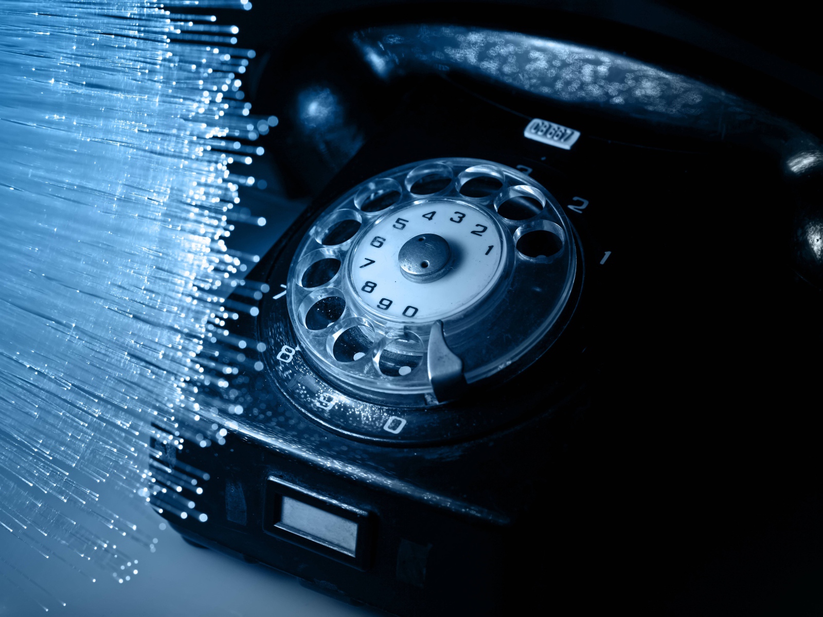 Черный ретро телефон на столе 