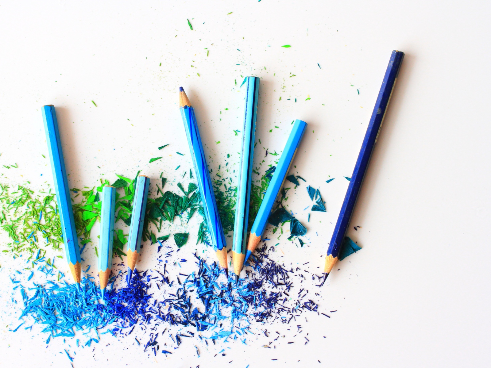 Голубые карандаши на белом фоне 