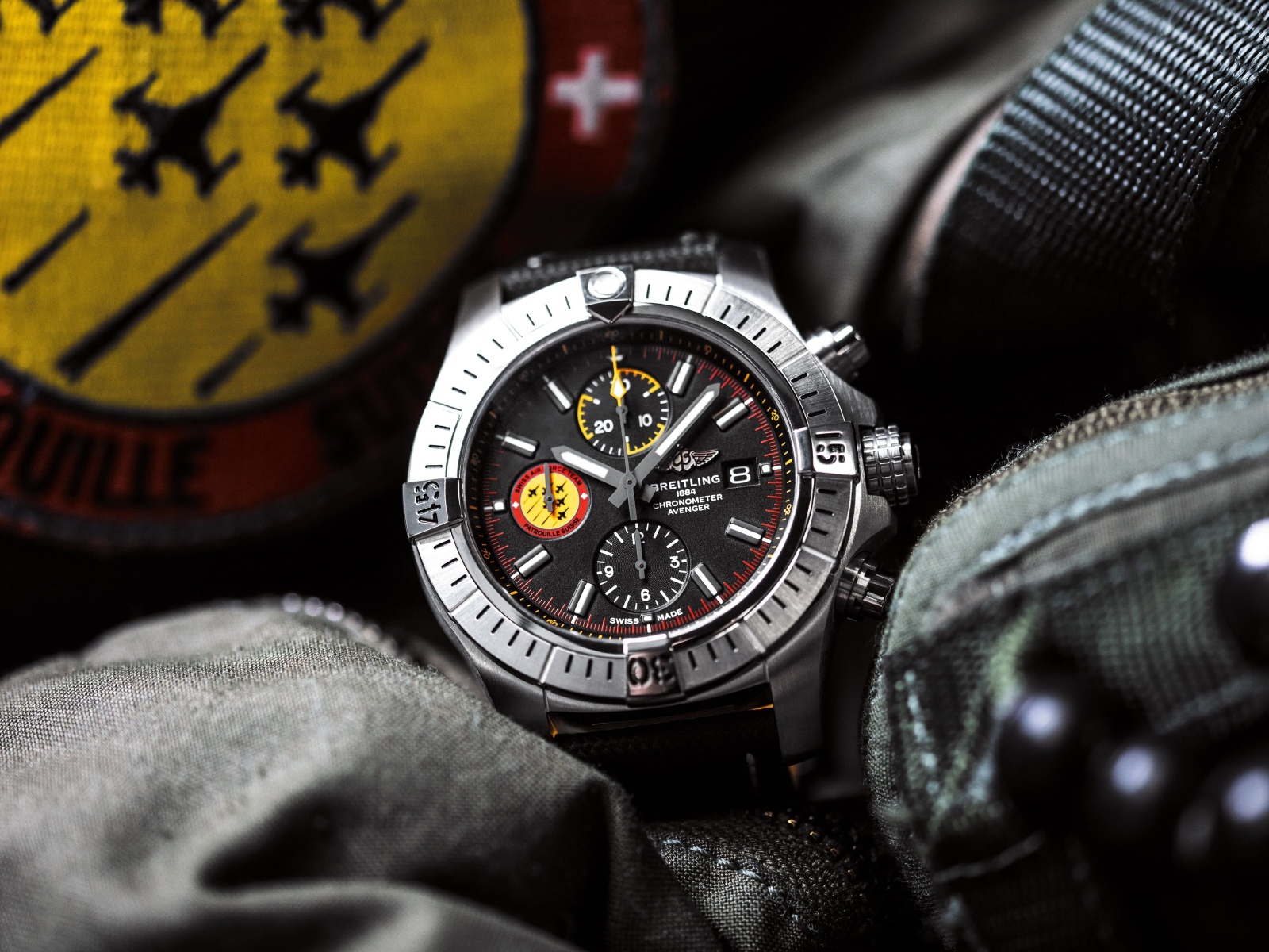 Наручные Breitling лежат на вещах 