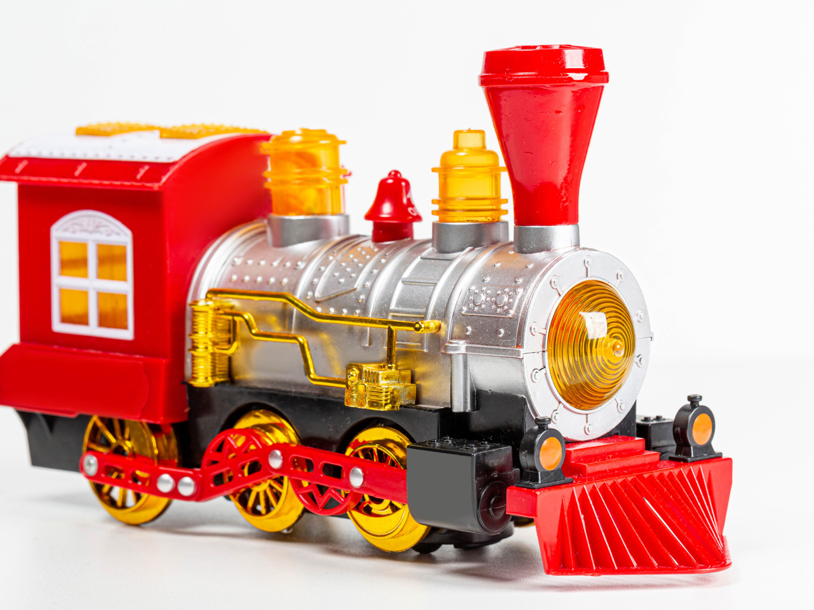Детский игрушечный паровоз на белом фоне