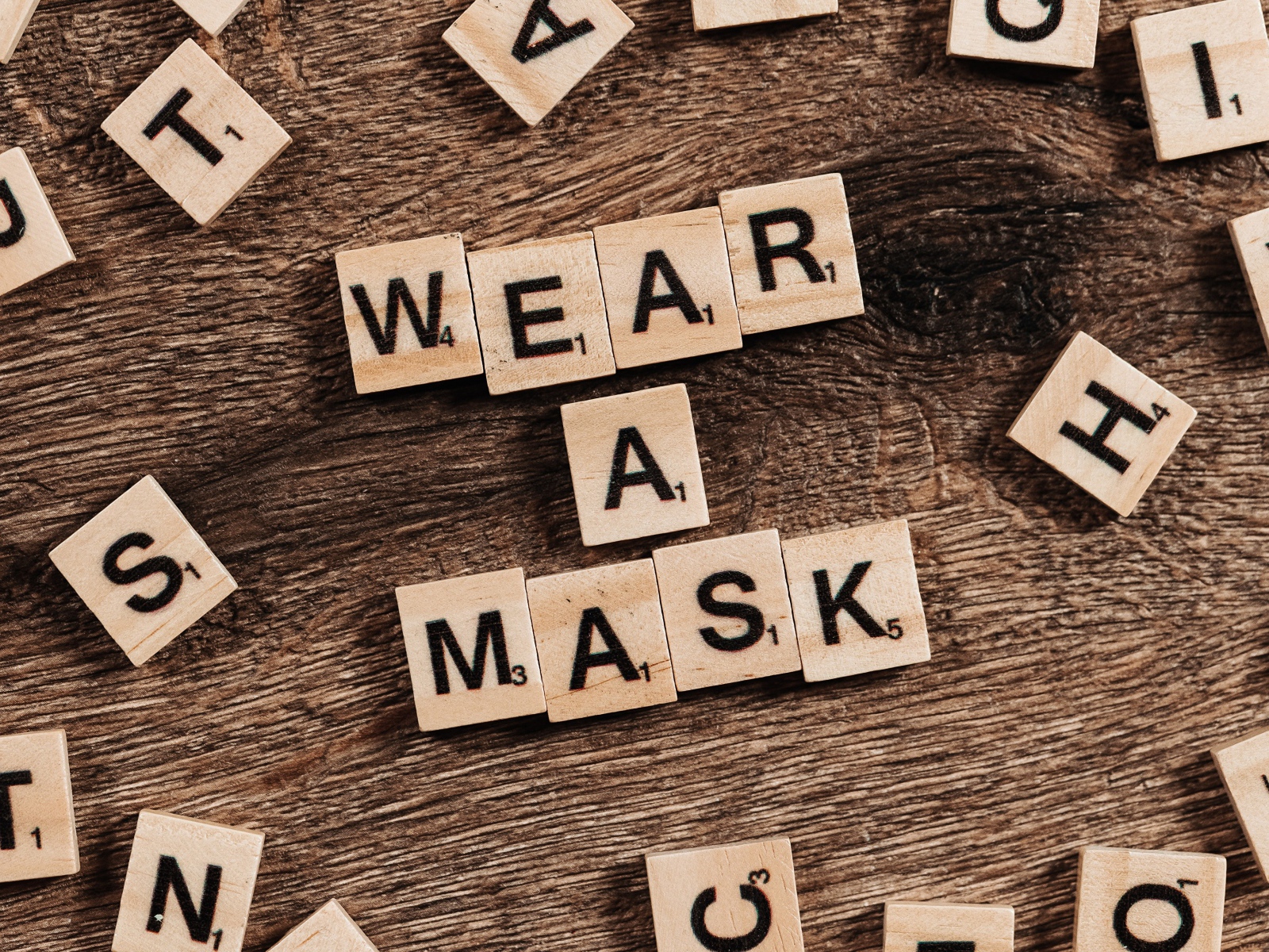 Кубики с буквами на английском языке на деревянном столе 