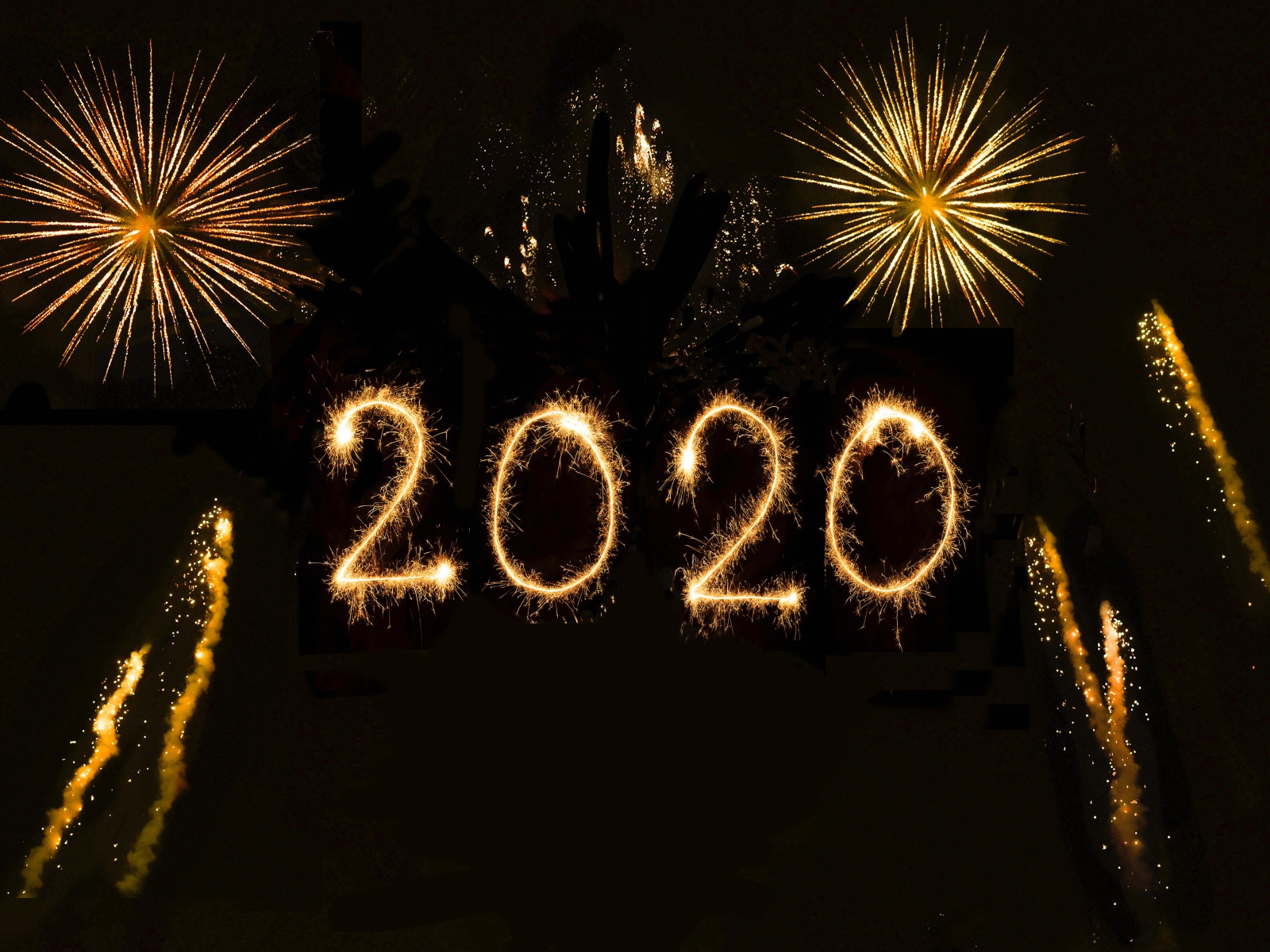 Цифры 2020 и салют на черном фоне