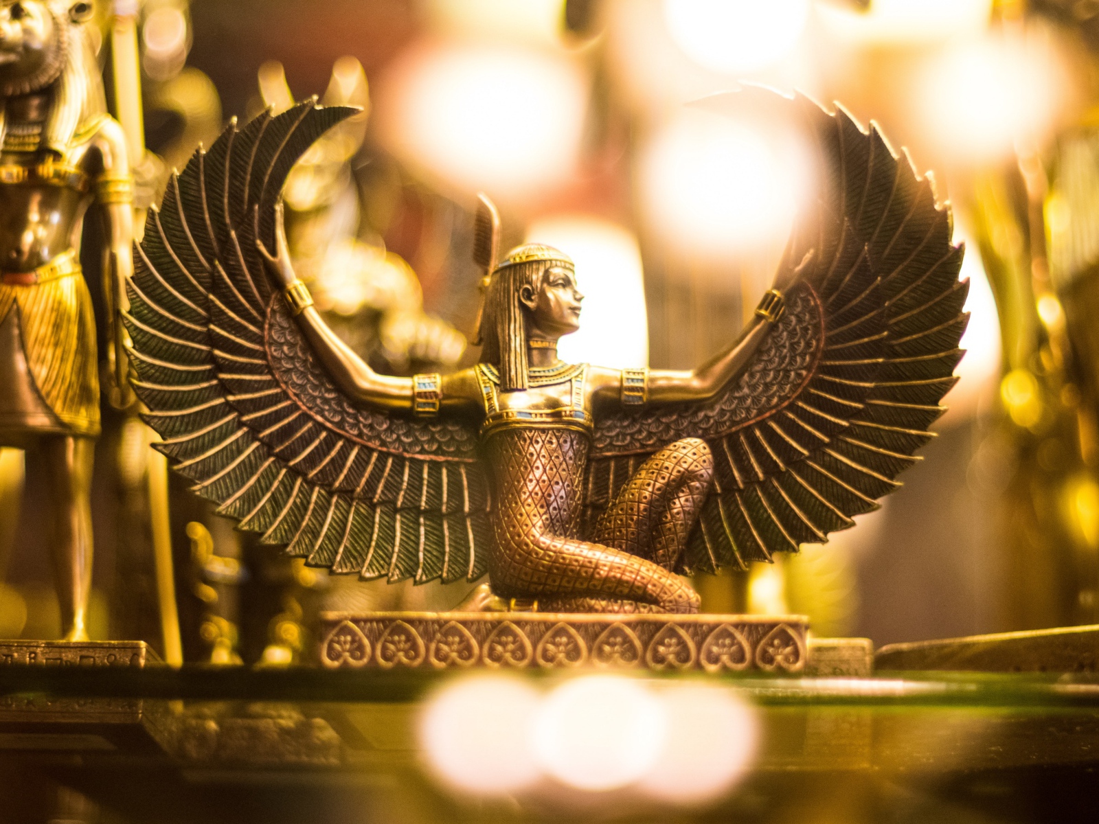 Египетские золотые фигурки на столе 