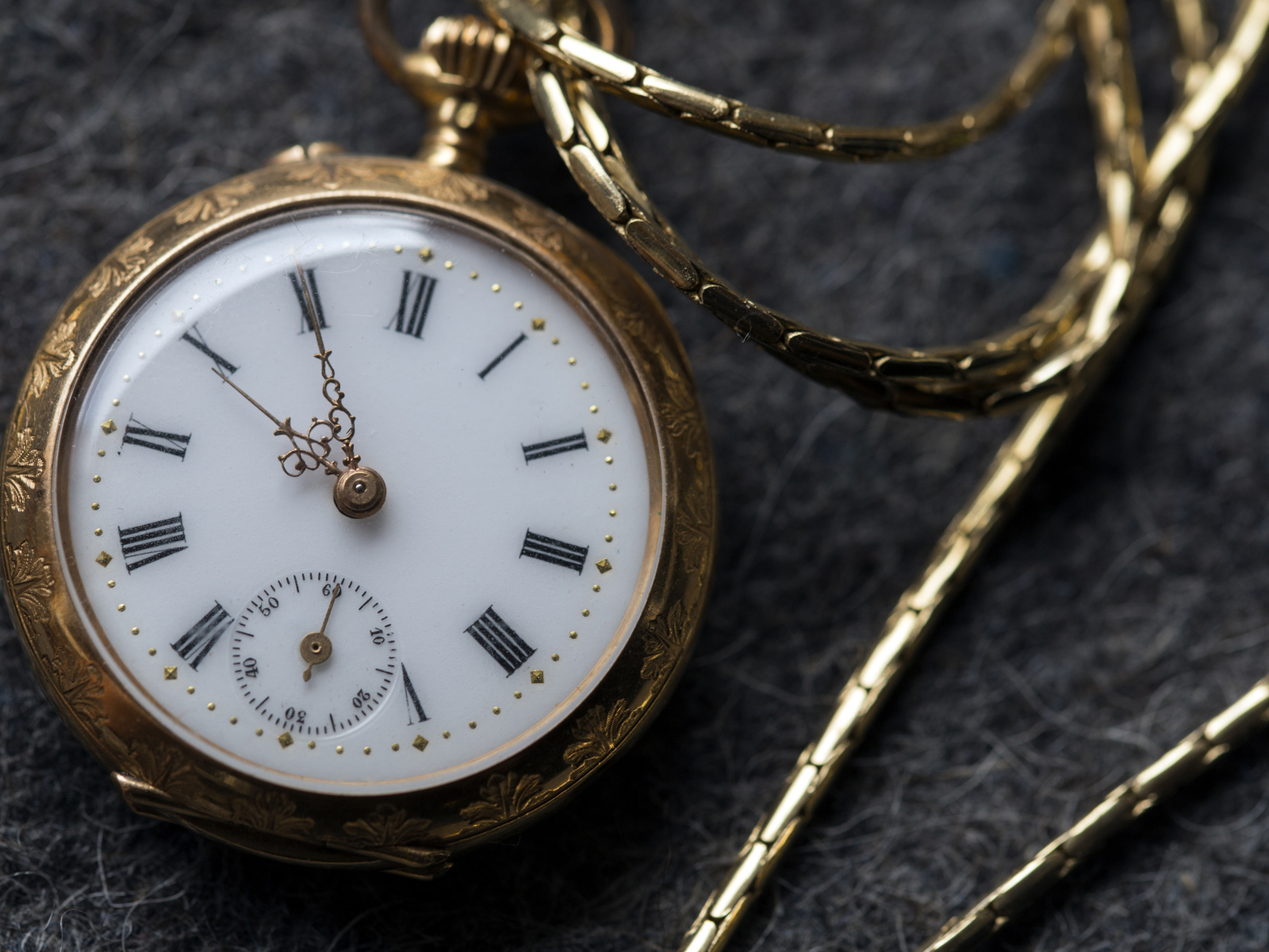 Карманные часы на цепочке в золотой оправе
