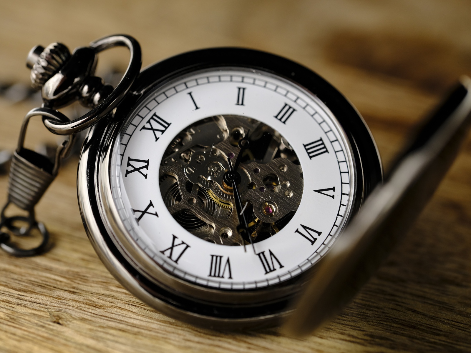 Старые карманные часы на цепочке 
