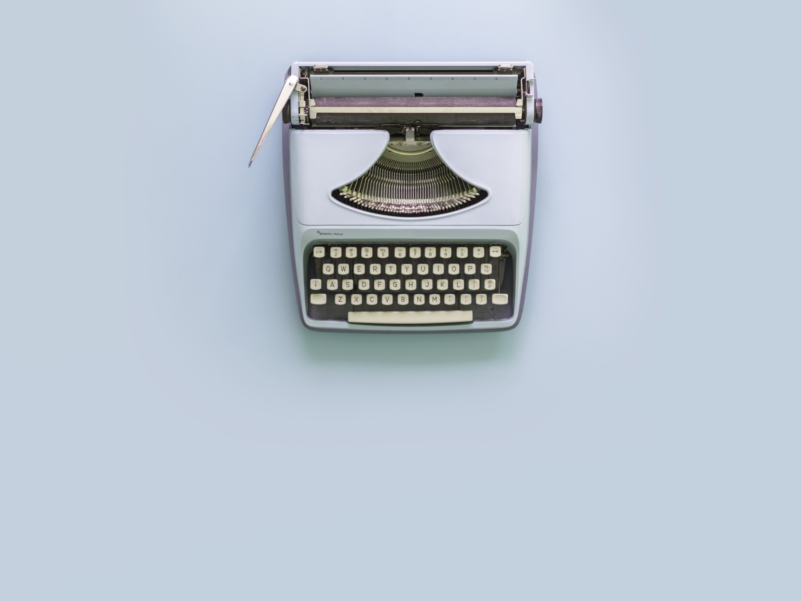 Старая печатная машинка на сером фоне 