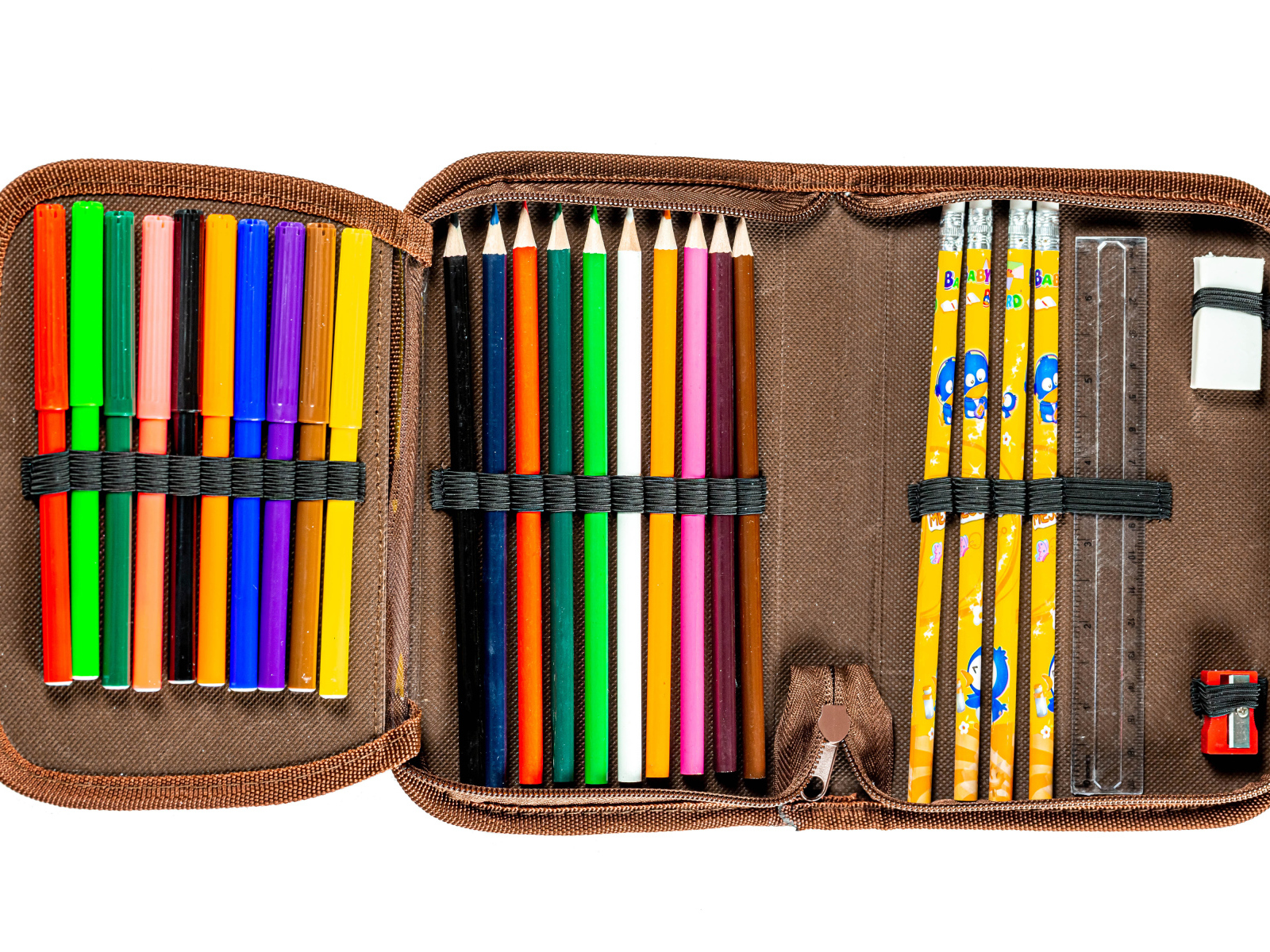 Школьный пенал с карандашами и фломастерами на белом фоне