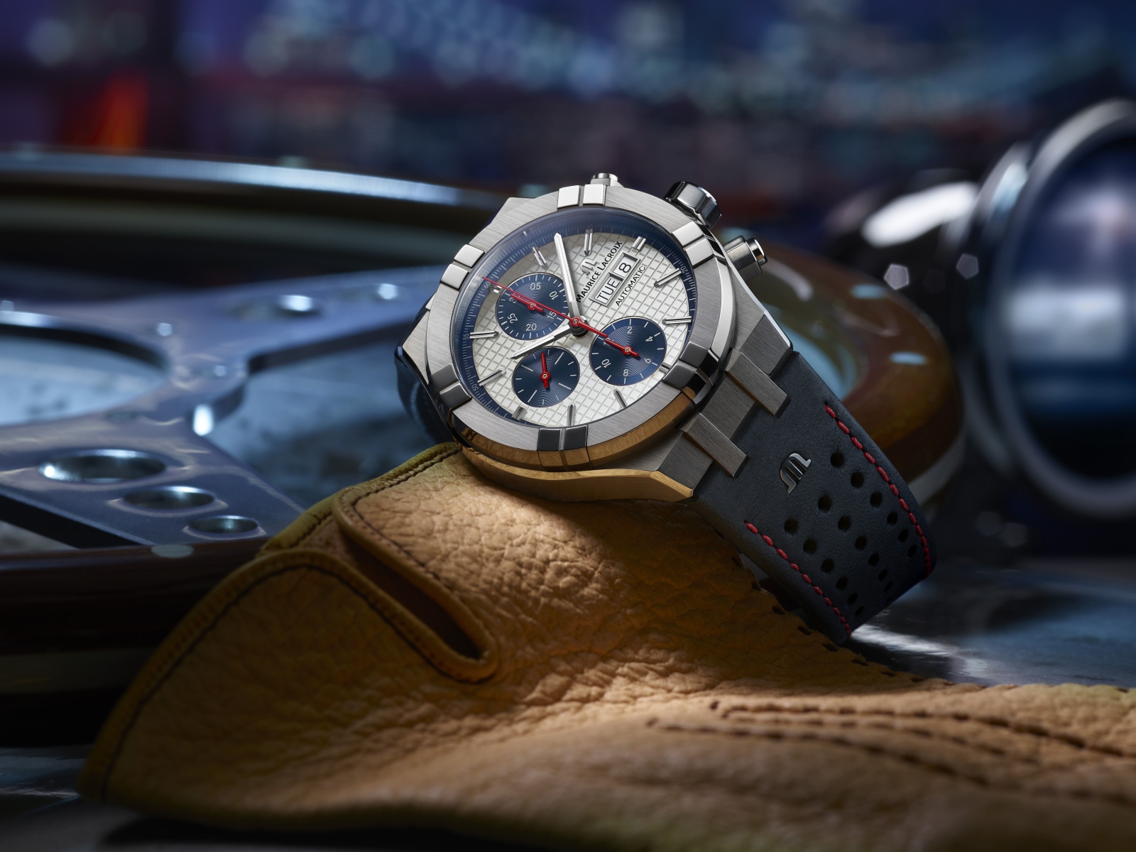 Стильные мужские часы Maurice Lacroi лежит на столе 