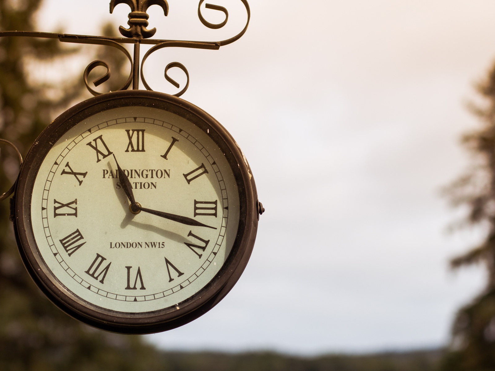 Старинные уличные часы показывают время 