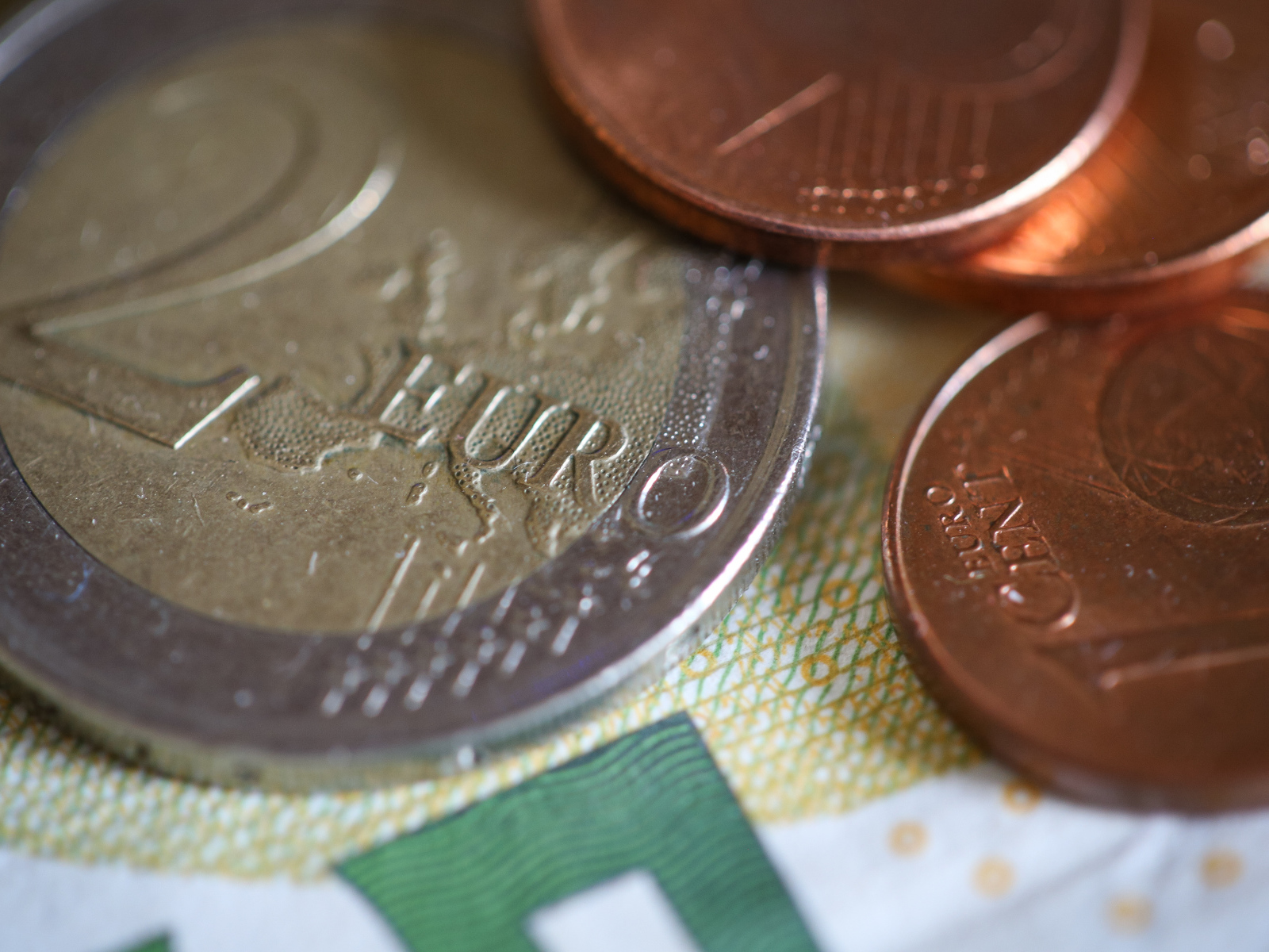 Монеты один и два евро на столе 
