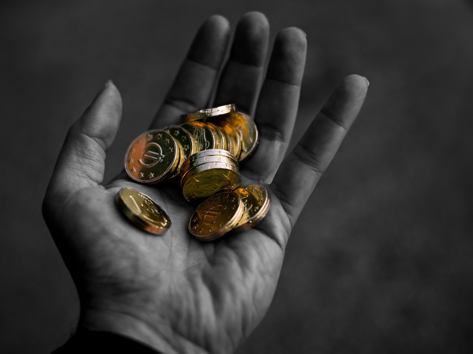 Много монет в руке у мужчины