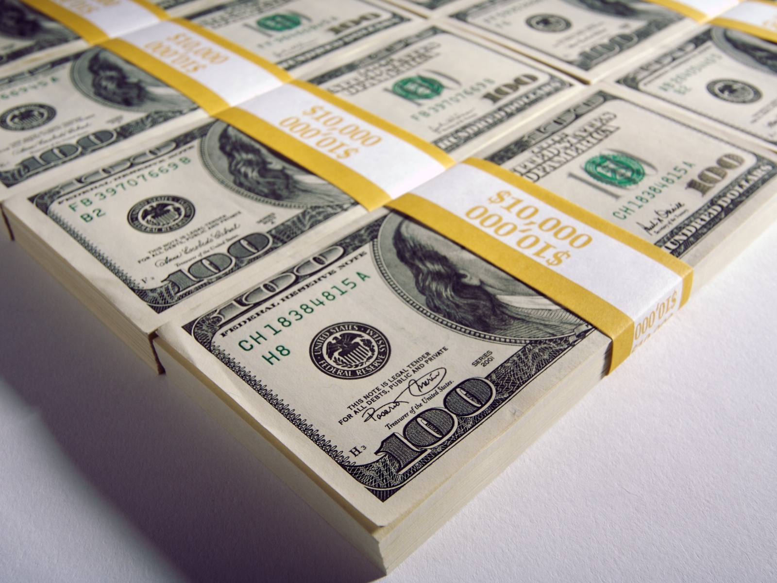 Пачки денег со сто долларовыми купюрами