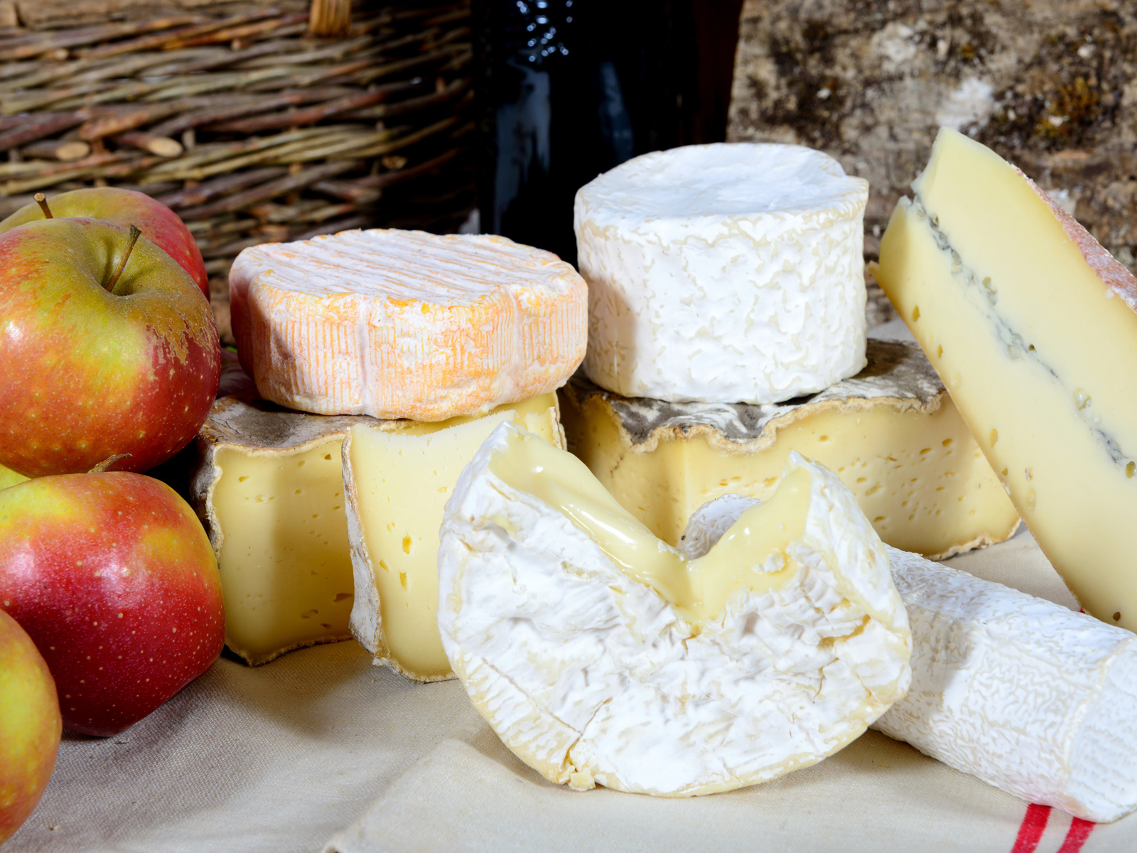 Сыр с плесенью на столе с яблоками