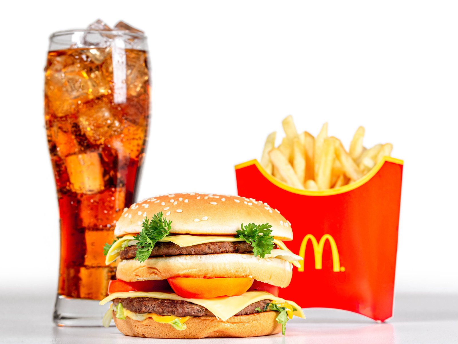 Кока кола со льдом на белом фоне с гамбургером и картофелем фри 