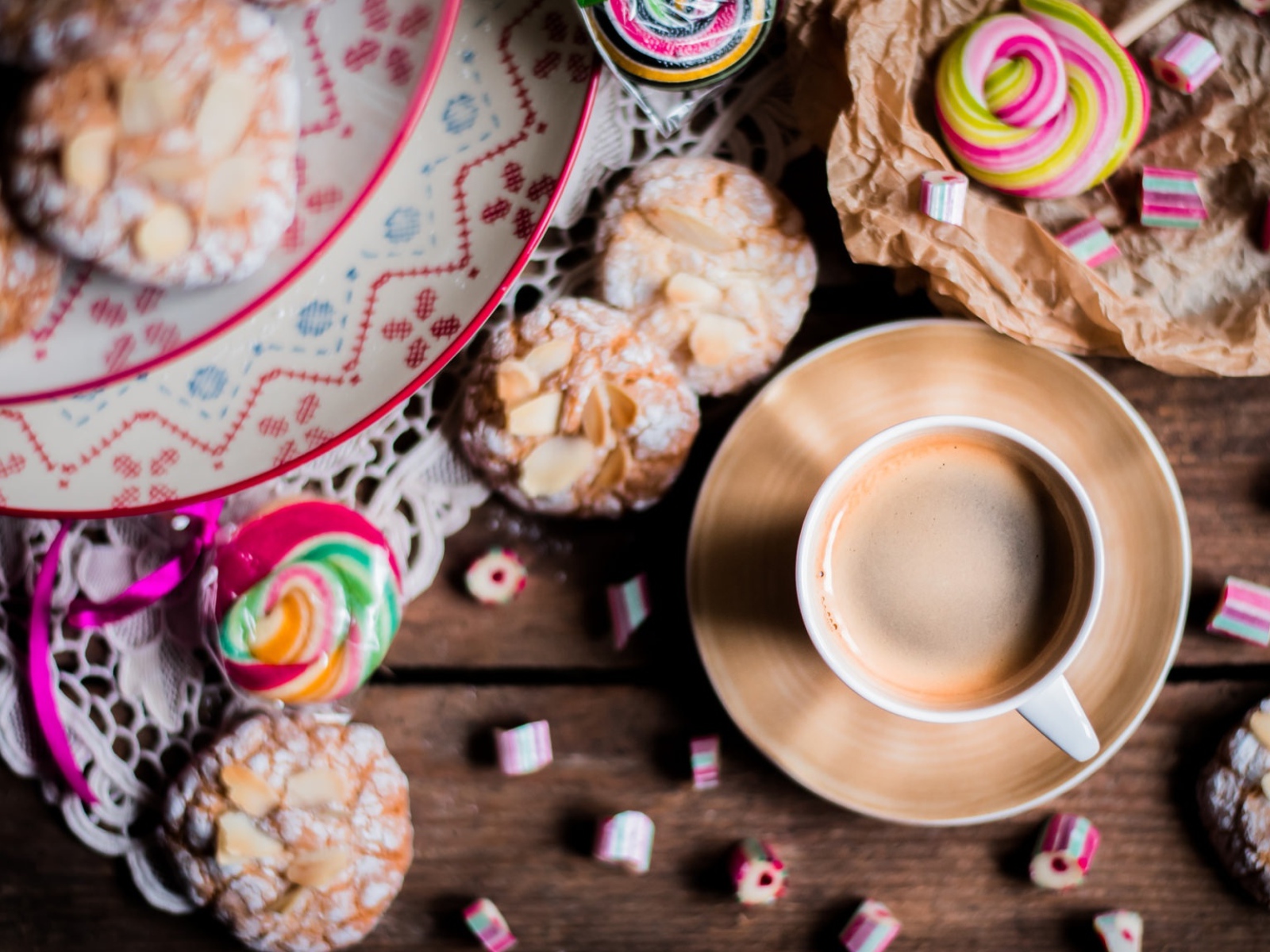 Чашка кофе на столе с печеньем и конфетами