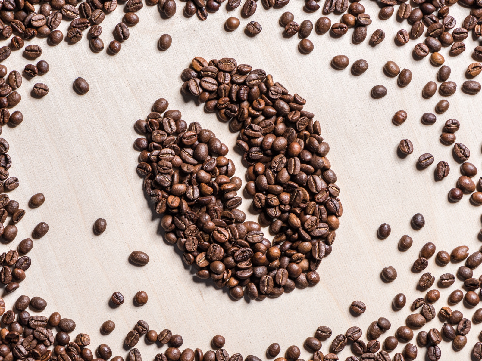 Рисунок к зерна на столе из жареных кофейных зерен 