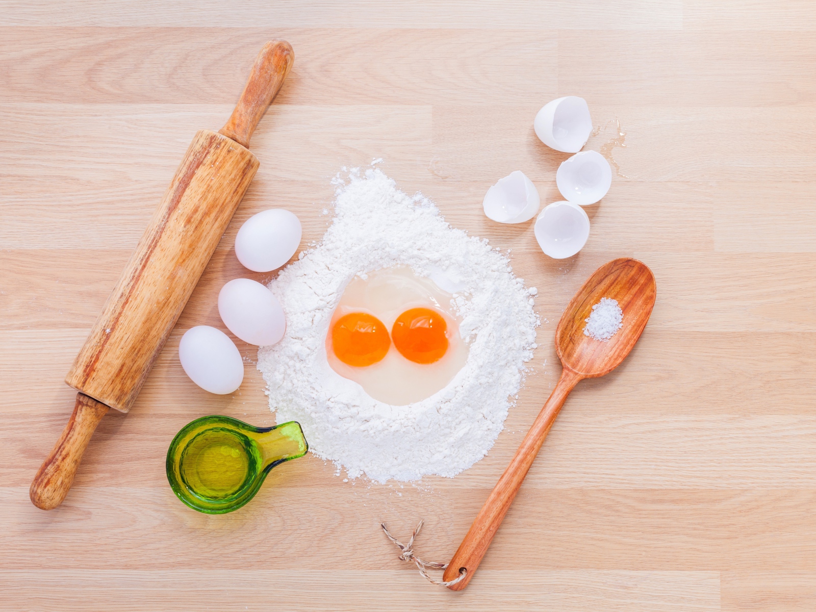 Мука, масло и яйца для теста на столе