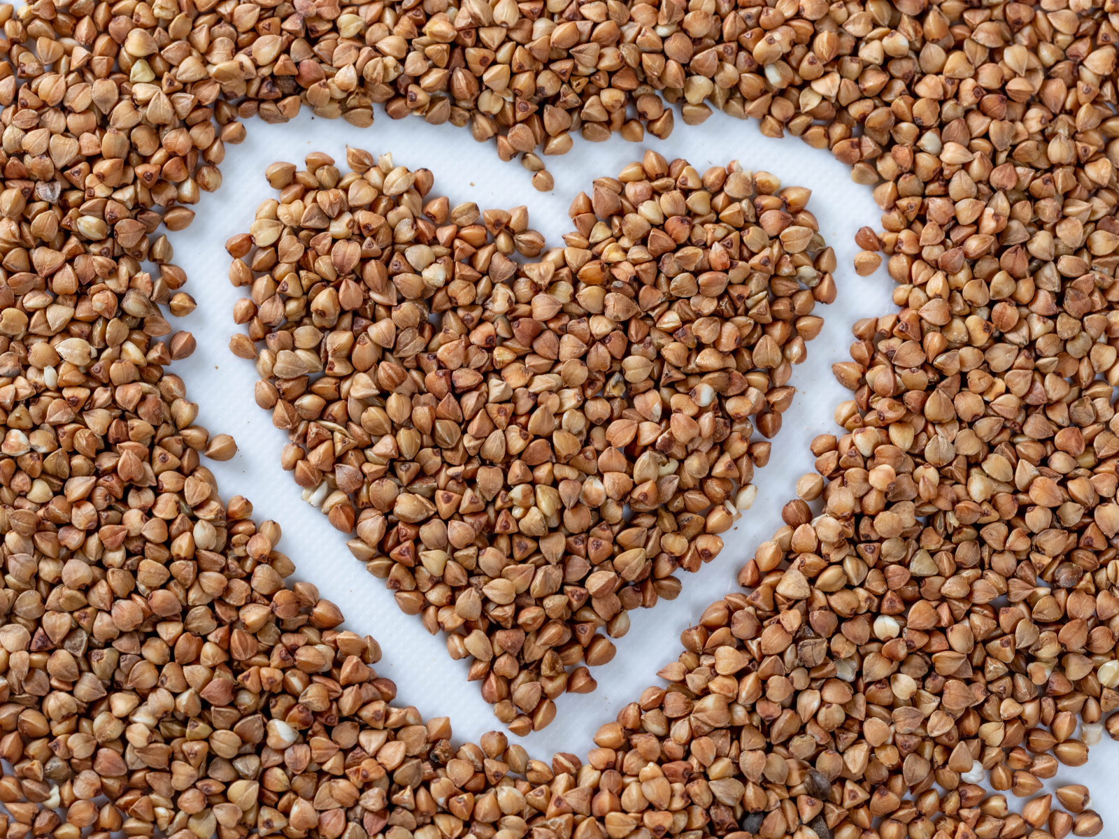 Сердце нарисовано на гречневой крупе 