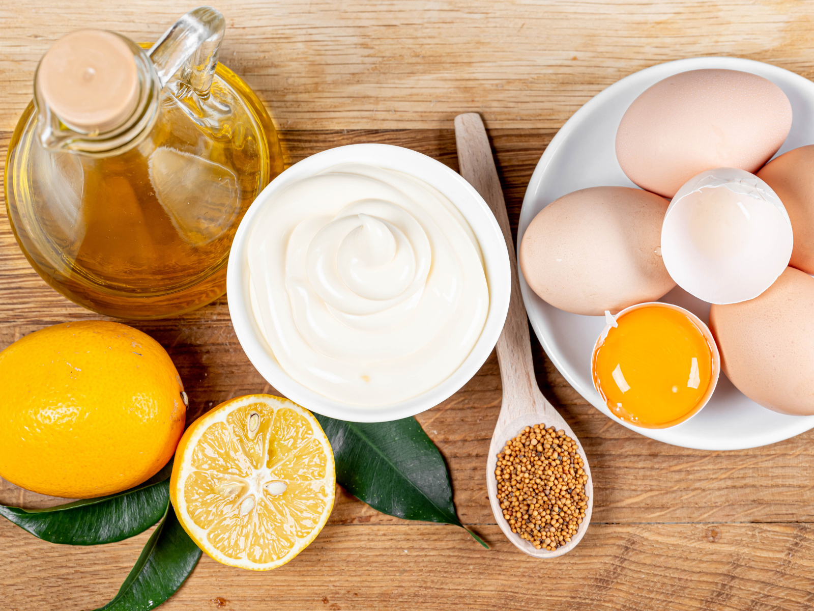 Ингредиенты для домашнего майонеза на деревянном столе